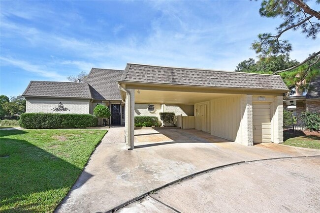 Building Photo - 2802 S Doral Dr