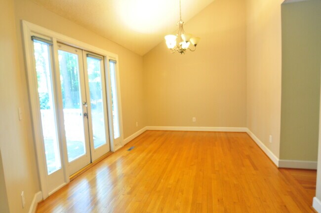 Building Photo - 3 bedroom Cul-de-sac Townhouse