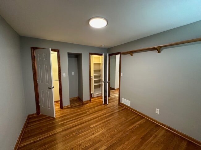 Building Photo - 5990 Edgehill Dr