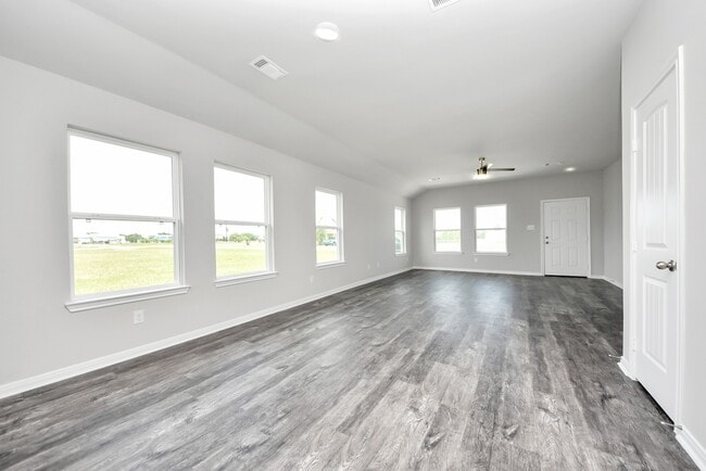 Building Photo - 688 Swallow Dr