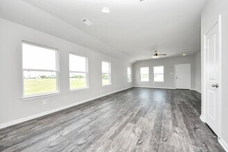 Building Photo - 688 Swallow Dr