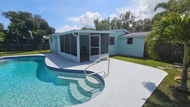 Building Photo - EGAD! Pool home located close to Downtown ...