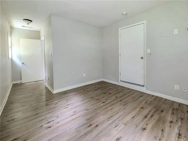 Building Photo - Charming Family Home | 3-4 Bedrooms | Large Yard | Convenient Location