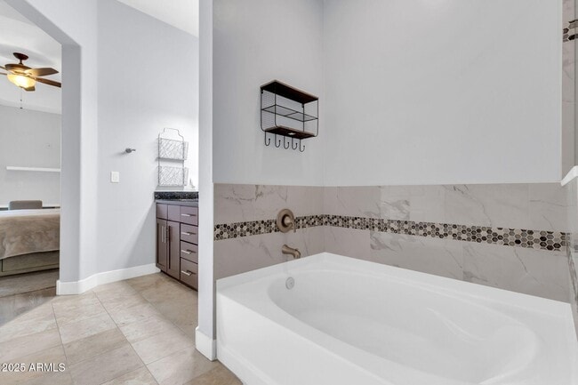 Building Photo - 945 E Playa Del Norte Dr