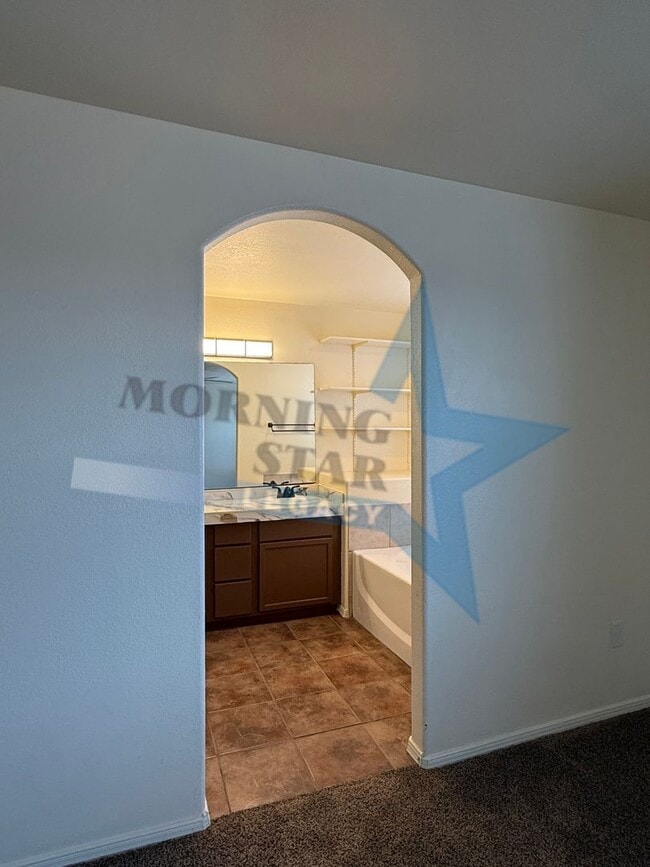 Building Photo - Inviting 3 bedroom 2.5 bath waiting to be ...