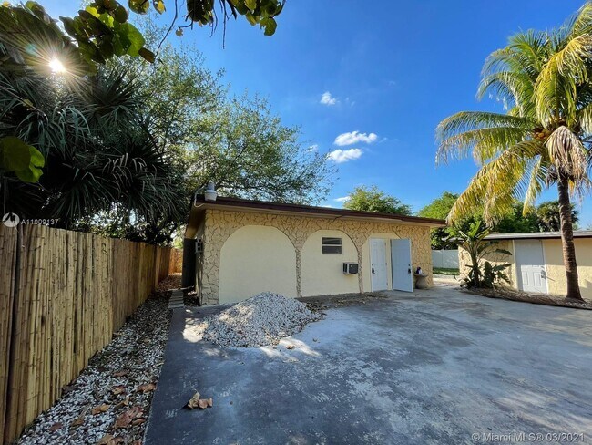 Building Photo - 633 NW 15th Ave