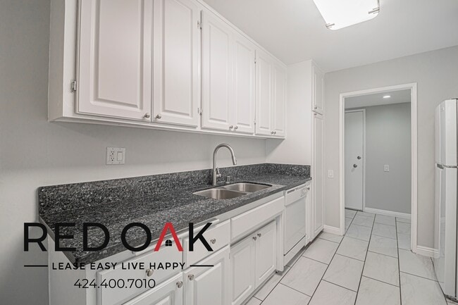 Building Photo - 15101 Magnolia Blvd