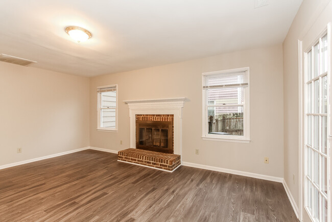 Building Photo - 4 Bedroom Charlotte Home
