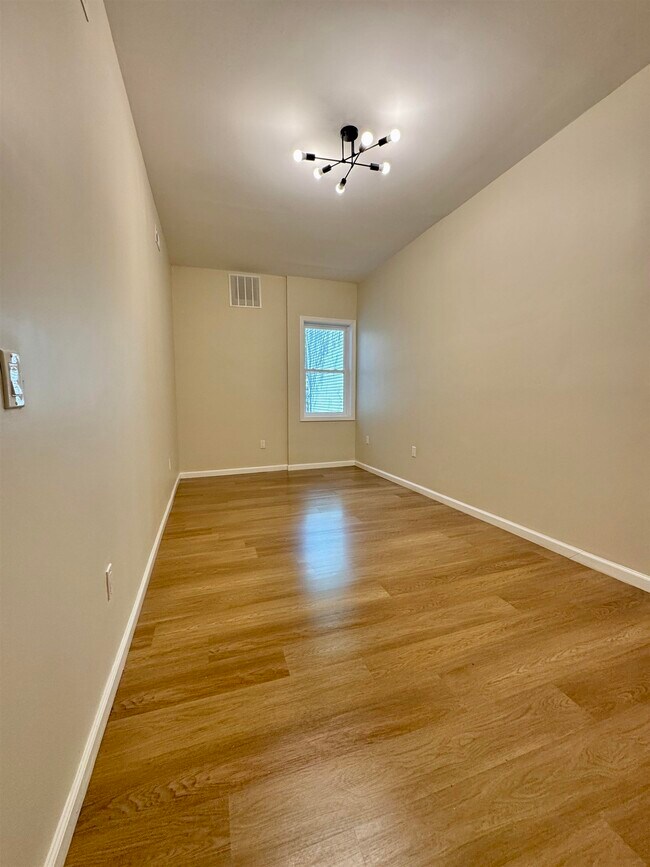 Building Photo - 628 Bramhall Ave