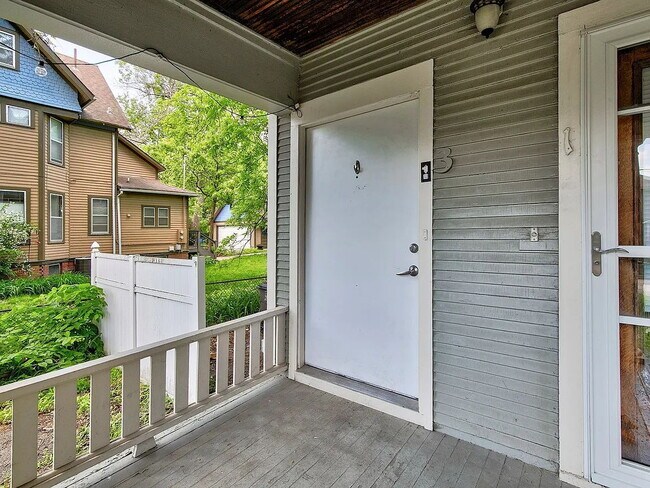 Building Photo - "Charming 2-Bedroom Gem with Ample Space on Cottage Grove Avenue!"
