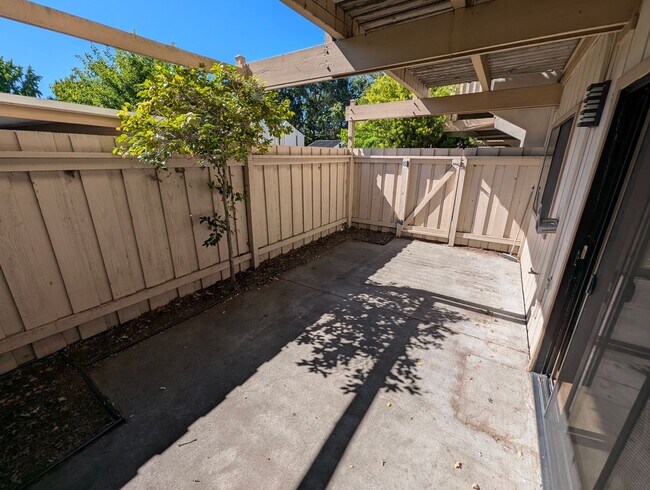 Building Photo - Spacious 2/1 Condo near BART Available Now!