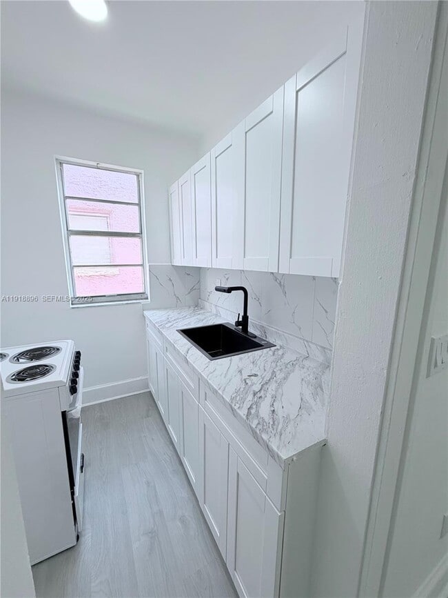 Building Photo - 1560 SW 5th St