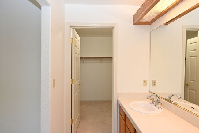 Building Photo - 1105 Vista Pointe Cir