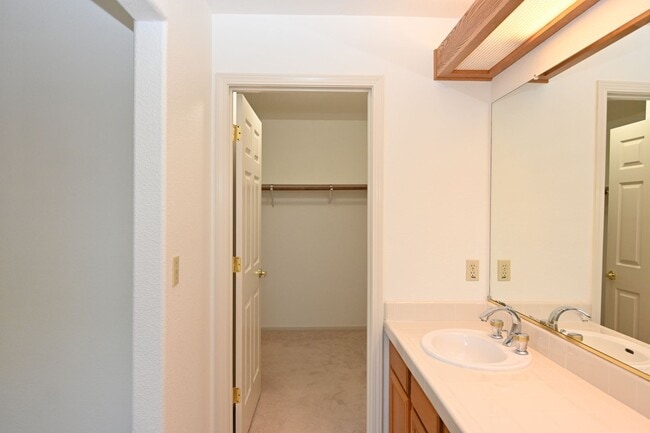 Building Photo - 2 story home, gated community, near Shops ...