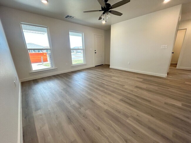 Building Photo - Brand new 3Bed/2Bath Available