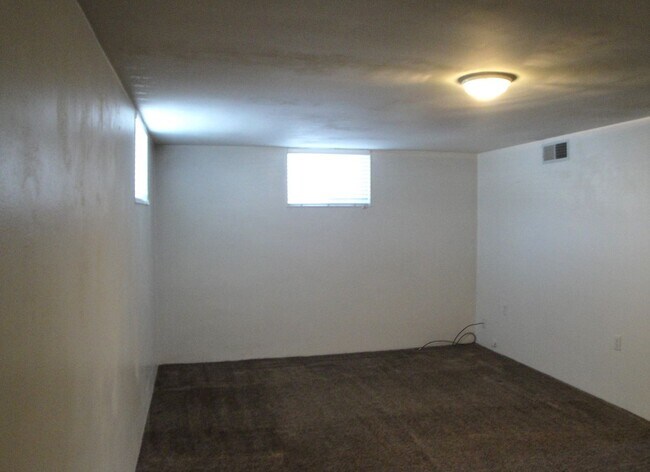 Building Photo - 3 Bedroom Home Near Sugarhouse!
