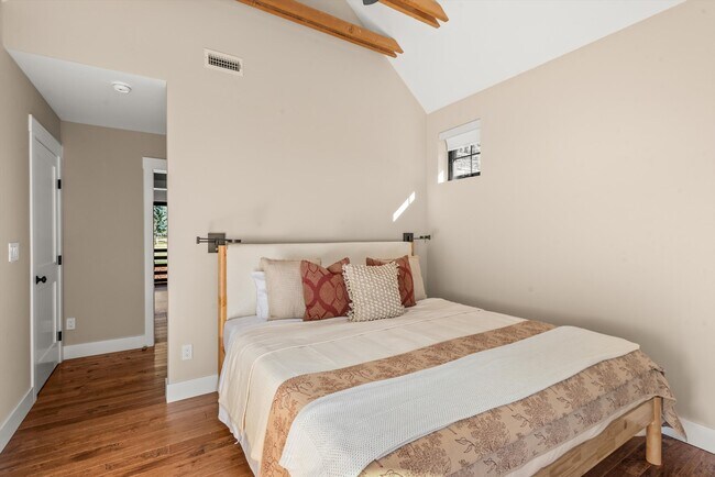 Building Photo - 106 Castle View Dr