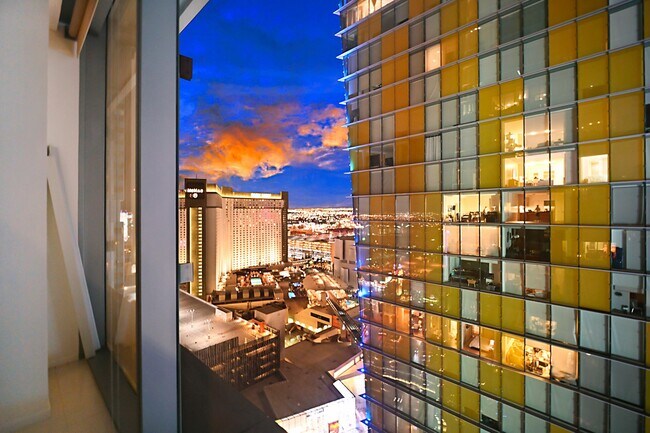 Building Photo - Veer Towers 2210E-CityCenter Views from th...