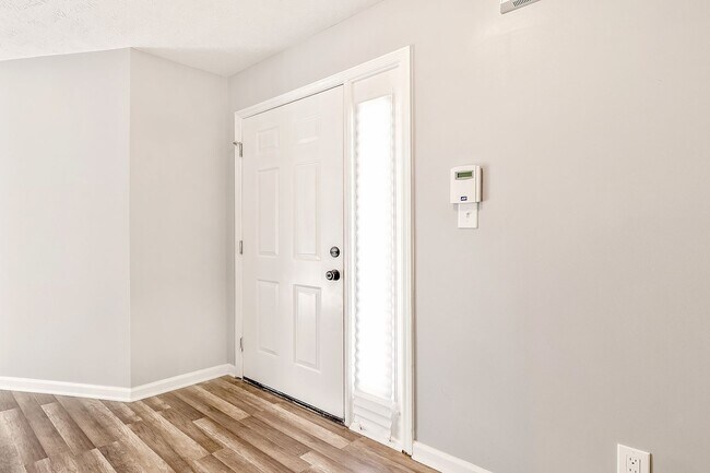 Building Photo - Up to Date Condo