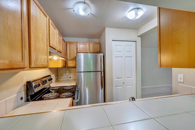 Building Photo - Echo Lake One Bedroom