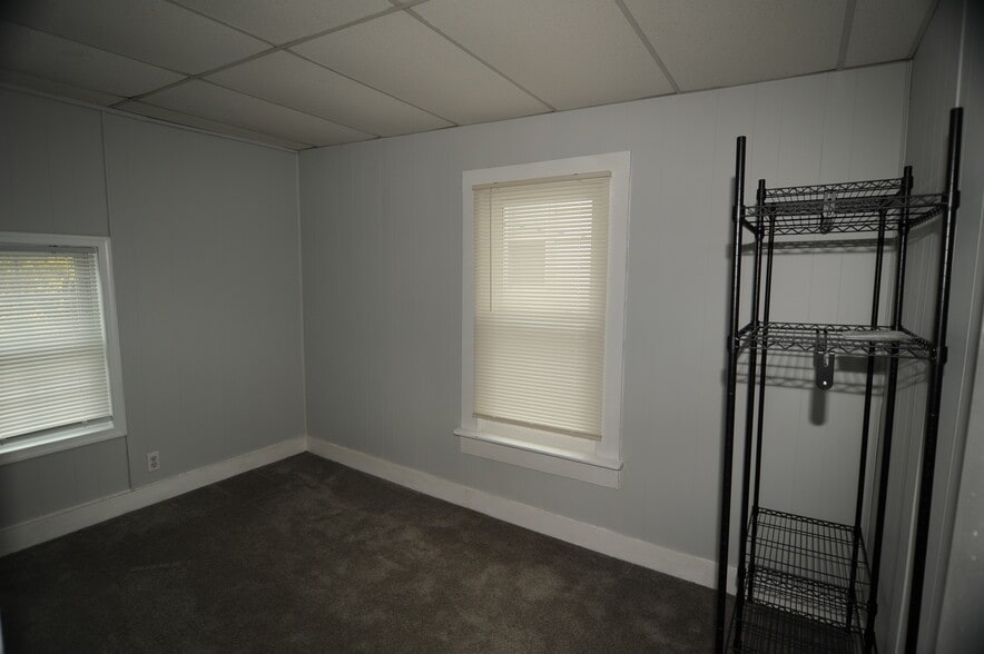 bedroom/office/closet - 375 Elm Ave