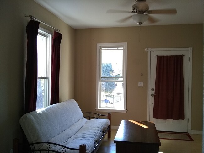 Building Photo - Charming 2 story home available in Roswell...