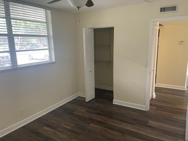 Building Photo - 9420 Poinciana Pl