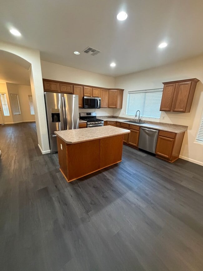 Building Photo - Welcome home to this meticulously maintained property in desirable Sun Groves Subdivision!