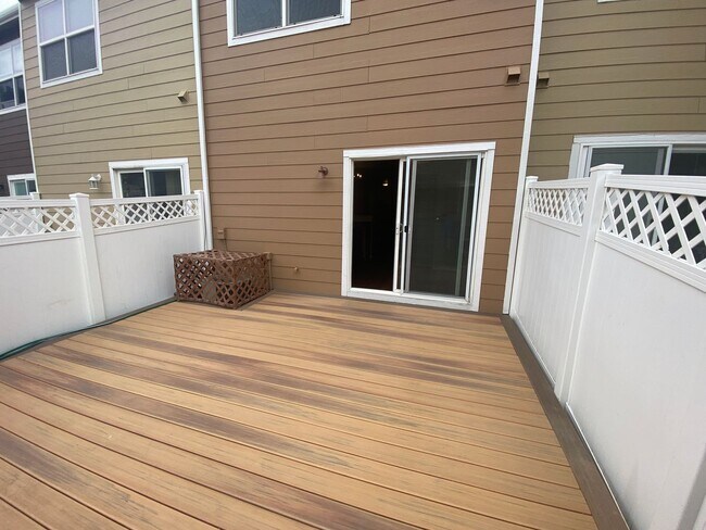 Building Photo - Beautiful 2 Bedroom 2 1/2 Bath Townhome in...