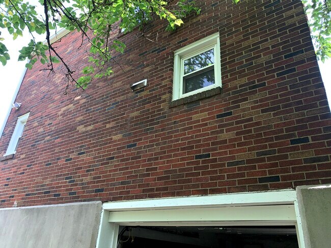 Building Photo - 1015 Willow Dr