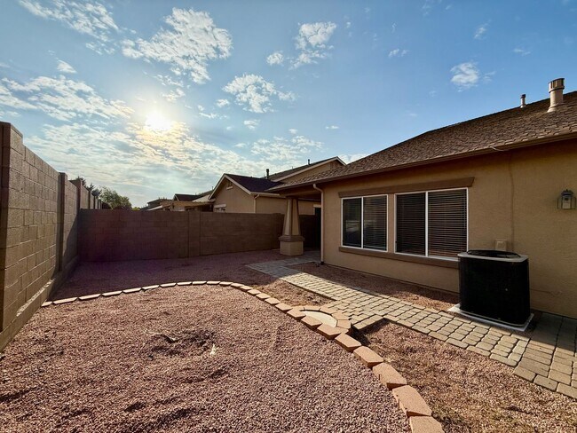 Building Photo - Amazing townhome in Quailwood