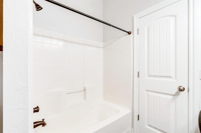 Building Photo - 3104 Loren Dr