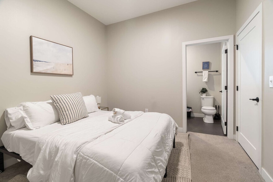 Building Photo - 205 W 4th St