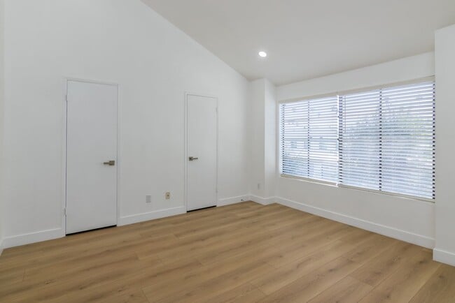 Building Photo - Beautifully Renovated 3-Bedroom Townhome i...