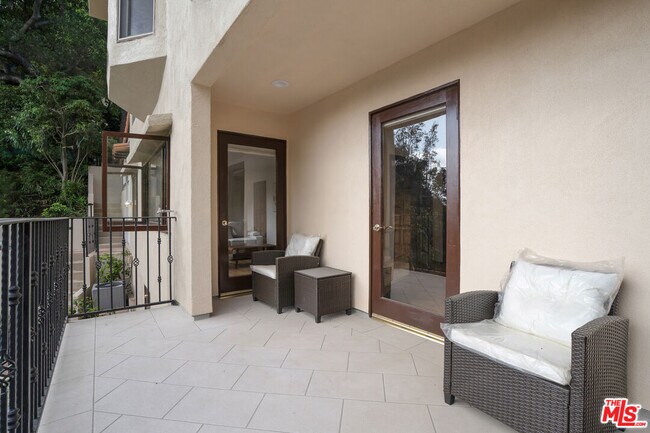 Building Photo - 10160 Cielo Dr