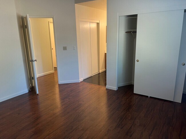 Building Photo - Cute and Clean!