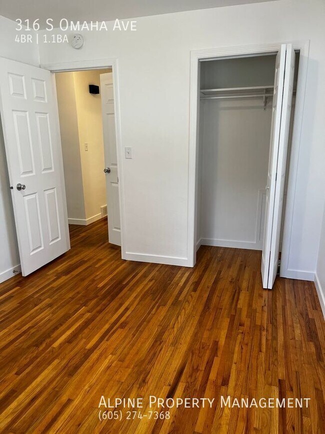 Building Photo - 4 Bed/1.5 Bath with Triple Stall Garage!