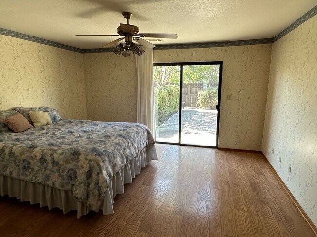 Building Photo - 475 E Mercedes Ave