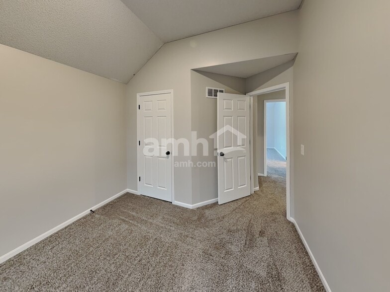 Building Photo - 643 E Apache St