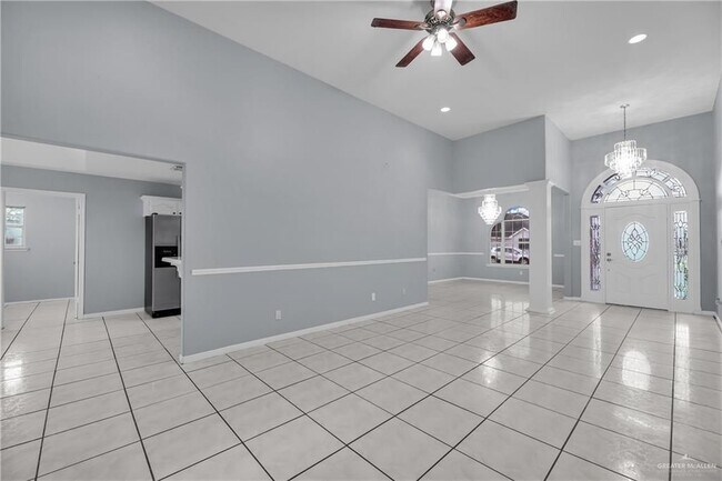 Building Photo - 4621 W Maple Ave