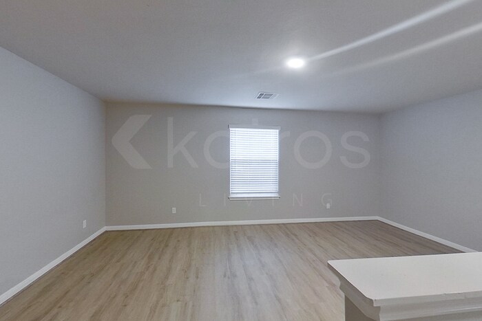 Building Photo - 721 St James Pl