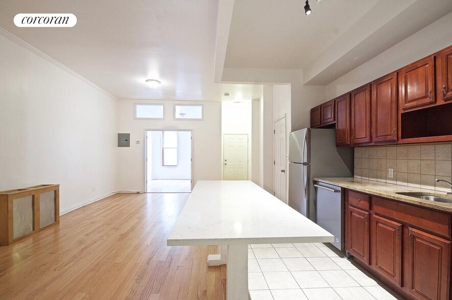 Building Photo - 784 Halsey St