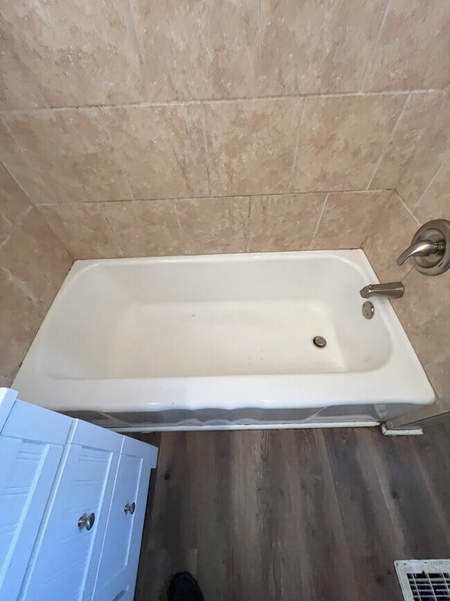 Building Photo - 115 June St