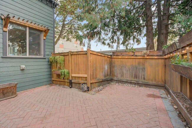 Building Photo - 308 20th Ave S