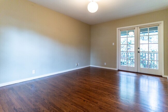 Building Photo - Beachwood Canyon 2b2b Home - Intentional F...