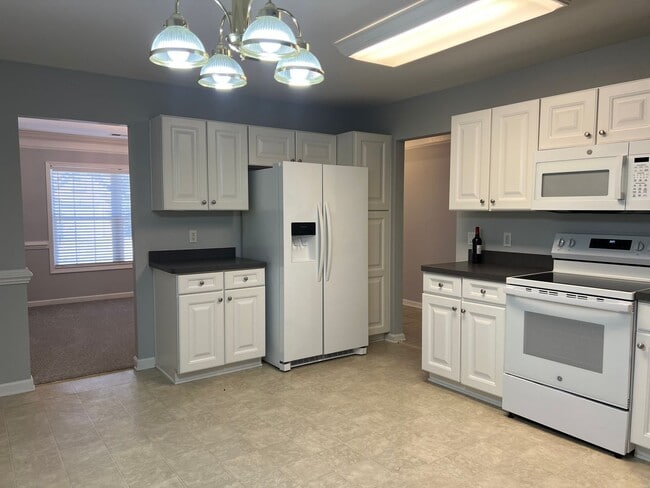 Building Photo - Three Bedroom Home in Pinecrest with Garage