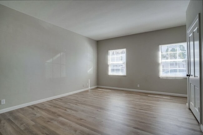 Building Photo - Beautifully Updated and Spacious 1B/1B in Belmont Shore!
