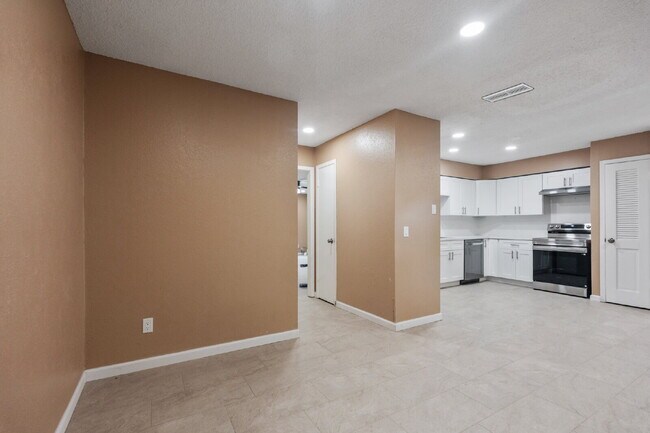 Building Photo - Furnished Option, Modern Comfort & Private Gated Patio!
