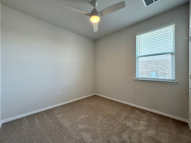 Building Photo - 904 Vogel Dr