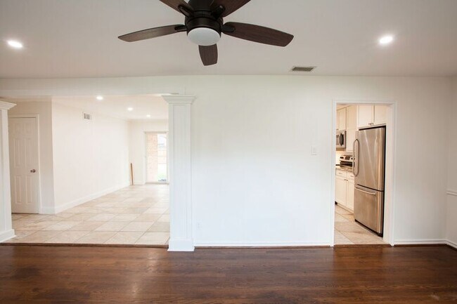 Building Photo - 10140 Shadyview Dr